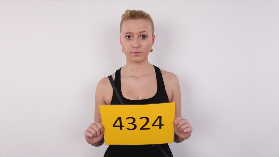 В чешском кастинге принимает участие одна блондинка которая очень смело снимает с себя всю одежду 